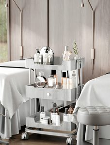 Chariot de rangement roulant blanc pour salon de beauté avec tiroir et plateaux en maille pour institut de beauté et studio de manucure - Product Image 4