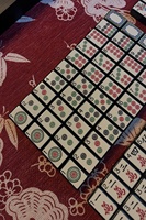 Jeu de tuiles de Mahjong américain avec caractères chinois traditionnels, points en bambou, dragons, jokers et bordure noire