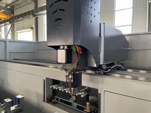 Machine de perçage et de fraisage CNC pour le traitement d'équipements de portes et de fenêtres, perçage et fraisage à tête simple et à six têtes - Product Image 5