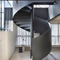 Villa en duplex moderne de luxe Escalier en colimaçon en métal avec escalier flottant Design Balustrade en verre Éclairage LED