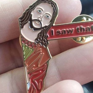 Spilla Distintiva in Metallo Smaltato Morbido Personalizzata all'Ingrosso con Immagine Divertente della Vergine Maria e Gesù Cristo, Religiosa Cristiana - Product Image 2