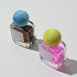 Flacons de parfum en verre personnalisés de 50 ml, design créatif de forme arrondie unique, transparents, avec couvercle en résine et pulvérisateur à pompe, impression sérigraphique - Product Image 6