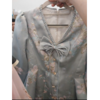 Robe de cérémonie en brocart vietnamien tissé en tissu jacquard - Col rond avec détails en cristal KPP29