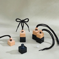 Flacons de parfum pour voiture en verre carré haut de gamme de 8 ml avec logo personnalisé imprimé, couvercle en bois, diffuseur de parfum suspendu, diffuseur à bâtonnets