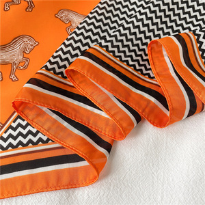 Petite écharpe carrée de luxe à motif de chaîne 70x70 <span class=keywords><strong>cm</strong></span>, écharpe soyeuse, nouvelle écharpe de châle de décoration de tourisme de printemps et d'été pour femmes - Product Image 6
