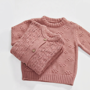 Pull en tricot pour bébé OEM avec fermeture à boutons - Vêtements en tricot pour bébé personnalisés 100% coton biologique, respectueux de l'environnement, doux pour la peau, toutes saisons - Product Image 1