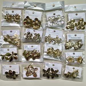 Joyería de acero inoxidable, pendientes de moda, caja sorpresa de joyería, pendientes de acero inoxidable chapados en oro de 18 quilates para mujer, pendientes de aro. - Product Image 1