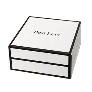 자석 립스틱과 꽃 선물 종이 포장 상자로 포장하는 Pinterest 작풍 상자