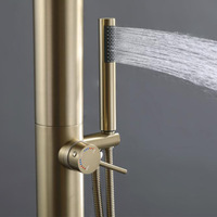 Colonne de douche extérieure en acier inoxydable doré brossé avec pommeau de douche pluie, barre coulissante et mitigeur chaud/froid à poignée unique pour jardin et piscine