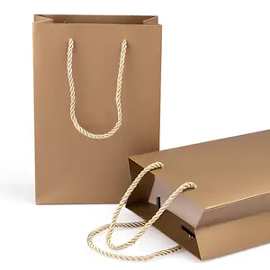 Hdpk कस्टम लोगो मुद्रित इको पेपर कपड़े परिधान इत्र पैकेजिंग पैकेजिंग उपहार खरीदारी बैग के साथ रस्सी हैंडल बोल्ट