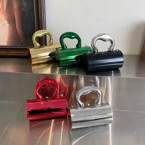 Vente en gros de mini pochette ronde tendance en PVC pour femmes, sac à bandoulière argenté avec chaîne pour femmes, sac à main étanche en PVC