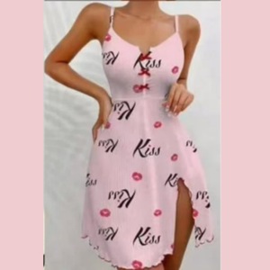 Chemise de nuit populaire à imprimé lèvres, avec fente et patte de boutonnage contrastante sur le devant, pour la maison et comme pyjama - Product Image 3