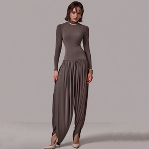 Combinaison moulante unie à manches longues et taille haute pour femme avec fente latérale et détail froncé – Tenue de soirée - Product Image 4