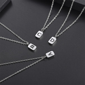 Collier minimaliste avec initiale de la A à la Z, plaqué or 18 carats, pendentif lettre en acier inoxydable pour femme - Product Image 6