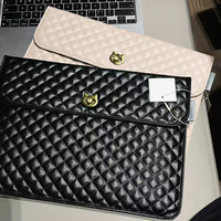 Sac à main élégant en cuir matelassé pour tablette, pochette à rabat brodée pour femme avec fermoir doré, housse pour ordinateur portable à porter à la main pour les voyages