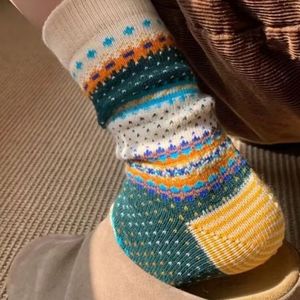 Calcetines de Invierno para Mujer, Diseño Fair Isle, Altura Media, Absorbentes de Sudor, de Poliéster, para Jóvenes de 18 a 40 Años, Color Rojo Pasta de Frijol y Blanco Arroz - Product Image 2