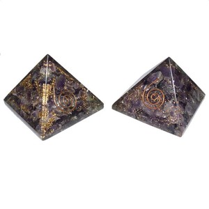 Pyramides d'orgonite d'améthyste en gros | Générateurs d'énergie d'orgone personnalisés | Protection EMF cristal de guérison en vrac - Product Image 1