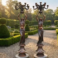 Lampes en bronze patiné antique en forme de statue de jeune fille avec globes lumineux et thème Amour Féerique, décoration artistique d'intérieur de luxe