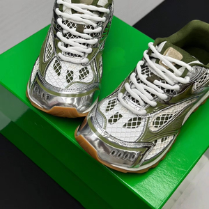 Zapatillas de diseñador de alta gama, zapatillas deportivas casuales de caña baja, zapatillas deportivas retro plateadas, estilo de caminar a la moda, lujosas - Product Image 1