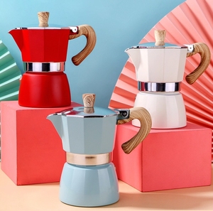 Cafetière Moka en aluminium à <span class=keywords><strong>induction</strong></span> 6 tasses pour cuisinière à expresso Cafetière classique <span class=keywords><strong>italienne</strong></span> en aluminium Moka avec poignée - Product Image 3