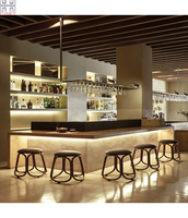Comptoir de bar commercial moderne en forme de L sur mesure pour hôtel et salle de sport, en bois et pierre, respectueux de l'environnement