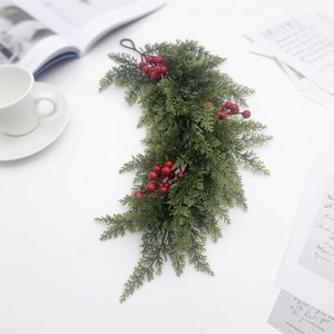 Décoration murale de Noël en pin Kashiwahi de 60 cm avec baies rouges pour la décoration de la maison pendant les fêtes - Product Image 4
