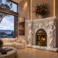 Manteau de cheminée en marbre blanc naturel, sculpté baroque avec motifs floraux en relief, pour décoration de luxe de maison, manoir ou villa.