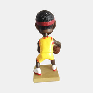 Design personnalisé <span class=keywords><strong>NBA</strong></span> joueur de basket-ball 3D résine artisanat figurine jouets en résine pour enfants Sculpture motif peinture Technique cadeaux - Product Image 3