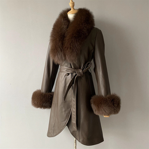 Cappotto Lungo in Vera <span class=keywords><strong>Pelle</strong></span> di Pecora per Donna, Stile <span class=keywords><strong>Trench</strong></span> con Cintura e Grande Collo in Vera Pelliccia di Volpe, Colore <span class=keywords><strong>Marrone</strong></span> - Product Image 5