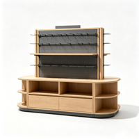 Vitrines en bois sur mesure pour les boutiques de cadeaux haut de gamme et les magasins de luxe : créer une atmosphère de luxe exquise et subtile