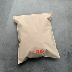 Sacs à fermeture éclair en plastique beige nude imprimés avec logo personnalisé, résistants aux déchirures, pour l'emballage de vêtements de boutique, vente en gros fournisseur - Product Image 5