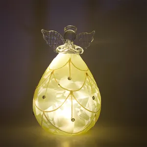 عرض ساخن لعام 2024 زينة زجاجية ملونة يدويًا بإضاءة LED زينة مزينة بملاك لطيف يمكن تقديمها كهدية في أعياد الميلاد