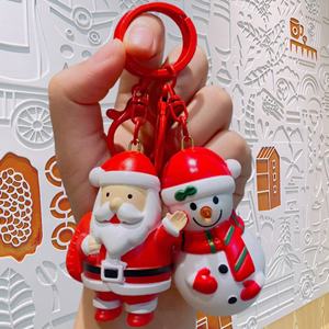 Llavero de PVC con diseño navideño de dibujos animados, colgante de juguete de anime lindo y decoración para llaves, regalo pequeño perfecto para venta al por mayor - Product Image 1