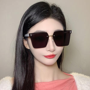 แว่นกันแดดไร้กรอบสไตล์ใหม่สำหรับผู้หญิงเลนส์พีซีสีดำป้องกันรังสียูวี 400 ประเภท 3 แว่นกันแดดแฟชั่นดีไซน์เกาหลี - Product Image 5