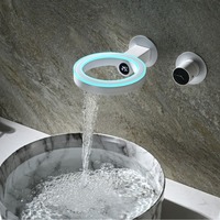 Robinet de salle de bain à montage mural nouveau design avec lumières LED capteur de cascade robinet mitigeur de lavabo numérique intelligent avec affichage de la température