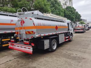 Nuevo camión cisterna diésel de 4000 litros, transmisión Manual, bajo consumo de combustible para supresión de polvo en la carretera - Product Image 4