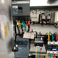 Broyeur de bois robuste et polyvalent, capacité 16-20t/h, avec moteur de renommée 160KW, facile à utiliser, compatible avec plusieurs matières premières.