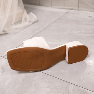 รองเท้าส้นหนาแบบสวมสำหรับผู้หญิง ดีไซน์หรูหรา เหมาะสำหรับใส่ออกนอกบ้าน รุ่นใหม่ล่าสุดสำหรับฤดูร้อน แฟชั่นหัวเหลี่ยม ส้นกลาง - Product Image 4