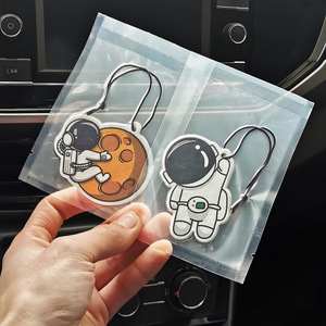 Rafraîchisseur d'air suspendu de luxe personnalisé Petite <span class=keywords><strong>voiture</strong></span> en papier noir avec bonne <span class=keywords><strong>odeur</strong></span> Parfum Style moderne Arbres personnalisés Logo pour <span class=keywords><strong>voiture</strong></span> - Product Image 3