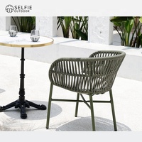 Chaise de salle à manger d'extérieur pliable moderne, durable et confortable, avec structure en aluminium de style parisien, tressage en corde, résistante aux UV, pour hôtels, parcs et villas