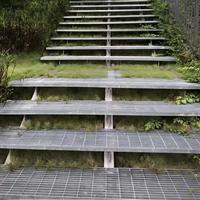 Marches d'escalier modernes en acier inoxydable galvanisé à chaud avec grilles de sécurité intégrées, type T1, résistantes au feu et à l'eau