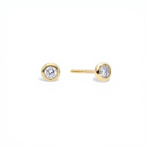 Boucles d'oreilles demi-cerceau de luxe unisexe en or jaune 14K plaqué rhodium, diamant de laboratoire taille brillant rond, style hip-hop, fermoir à vis - Product Image 3