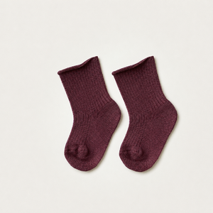 Calcetines básicos suaves que brindan comodidad de algodón transpirable, ajuste flexible, calidad duradera y un cálido color madera de palisandro para los más pequeños activos. - Product Image 3