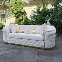 Ensemble de canapés en tissu blanc élégant et luxueux de style européen moderne avec décorations en métal doré pour la maison, le salon, l'hôtel, la villa, le bureau