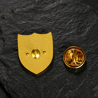 Badge de revers personnalisé OEM avec logo d'entreprise, émail souple plaqué or de haute qualité et attache papillon en métal