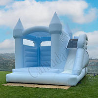 Château gonflable combiné avec toboggan et trampoline, grande structure commerciale bleu clair pour mariages et fêtes