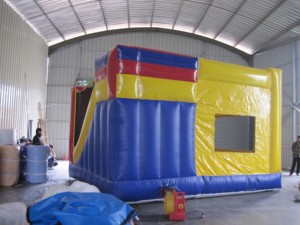 ปราสาทลมเป่าลม PVC เป็นมิตรกับสิ่งแวดล้อม รับน้ำหนักได้ 800 กก. รองรับผู้โดยสาร 12 คน สำหรับงานวันเกิดเชิงพาณิชย์ - Product Image 6