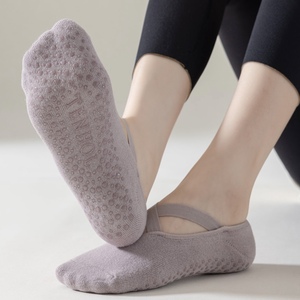 Chaussettes antidérapantes en coton bouclette style ballet OEM avec sangle croisée pour Pilates, Yoga, Barre et cours de danse pour femmes - Product Image 1