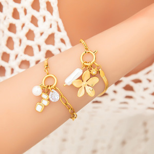 Pulsera de perlas europeas y americanas para mujer, joyería minimalista floral dorada, acero de titanio, uso diario, dije de perla blanca - Product Image 1