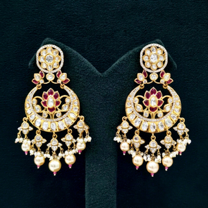 Boucles d'oreilles pendantes Kundan plaquées or, en laiton, à motifs floraux, style ethnique, pour femmes, pour mariage, fête, occasions festives. - Product Image 1